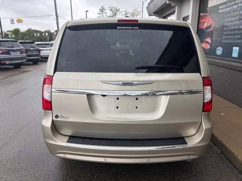 Used 2015 Chrysler Town & Country Touring-L image 3