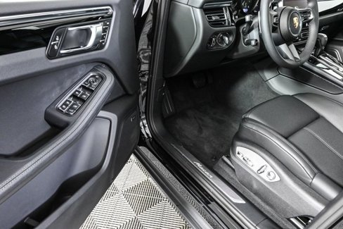 Certified 2025 Porsche Macan image 7