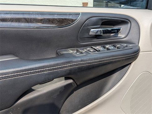 Used 2014 Chrysler Town & Country Touring image 14