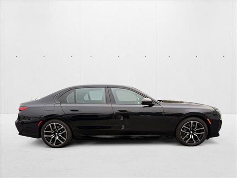 Used 2024 BMW 740i image 8