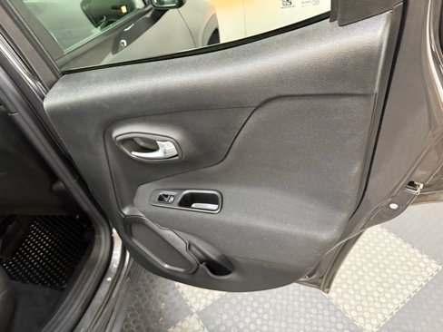 Used 2020 Jeep Renegade Latitude w/ Cold Weather Group image 37