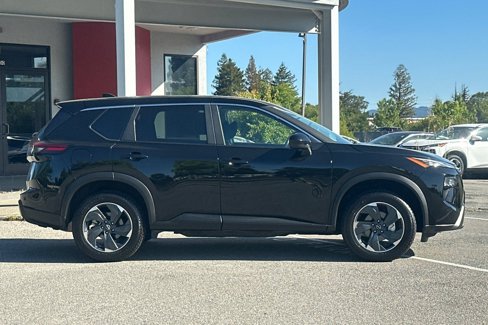 Used 2024 Nissan Rogue SV image 3