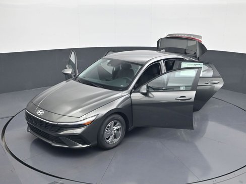 New 2025 Hyundai Elantra SE image 30