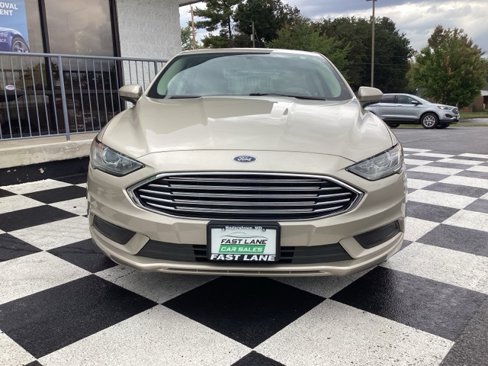 Used 2017 Ford Fusion SE image 2