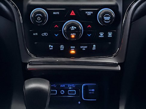 Used 2018 Jeep Grand Cherokee Altitude image 15