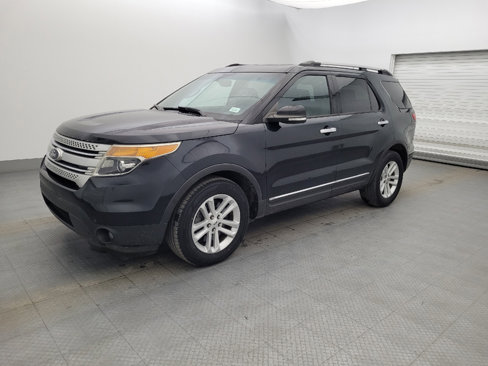 Used 2015 Ford Explorer XLT w/ Equipment Group 202A image 2
