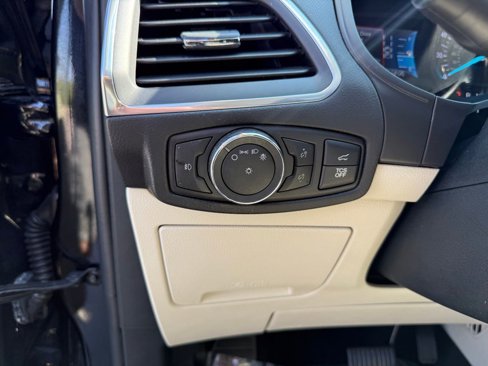 Used 2022 Ford Edge Titanium image 11