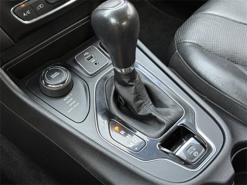 Used 2019 Jeep Cherokee Limited image 32