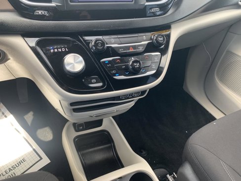 Used 2022 Chrysler Voyager LX image 16