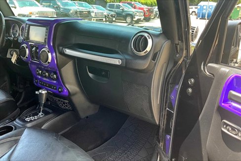 Used 2015 Jeep Wrangler Unlimited Rubicon w/ Connectivity Group image 17