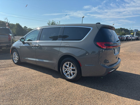 Used 2023 Chrysler Pacifica Touring-L image 3