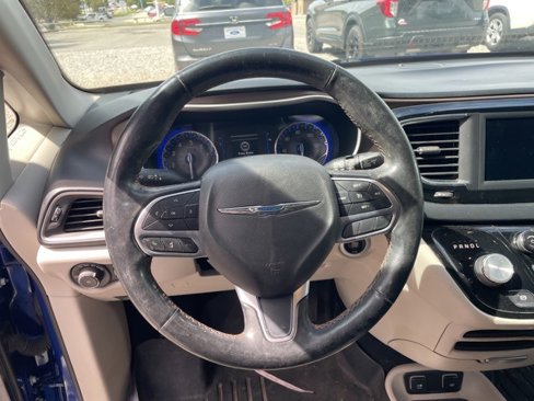 Used 2019 Chrysler Pacifica Touring-L image 9