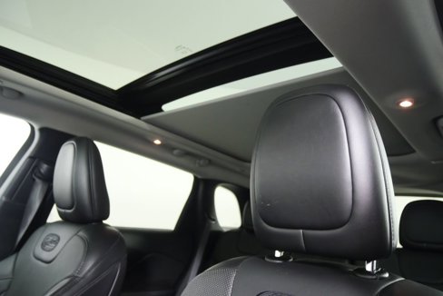 Used 2019 Jeep Cherokee Overland w/ Technology Group image 12