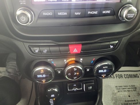 Used 2015 Jeep Renegade Limited image 28
