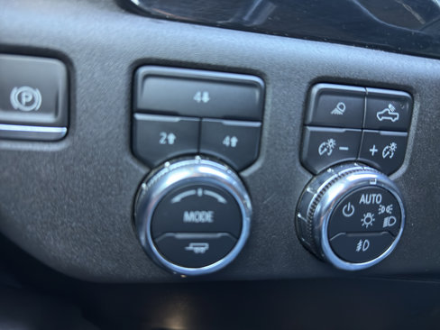 Used 2024 GMC Sierra 3500 SLE w/ SLE Convenience Package image 15
