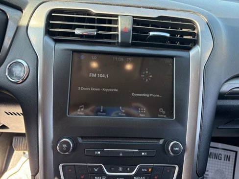Used 2017 Ford Fusion SE w/ Fusion SE Technology Package image 14