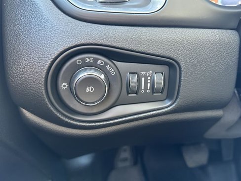 Used 2018 Jeep Renegade Limited w/ UConnect 8.4 Nav Group image 18