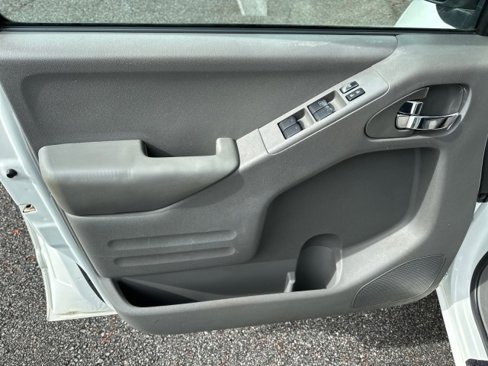 Used 2018 Nissan Frontier SV image 9