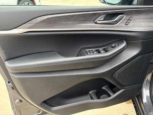 New 2025 Jeep Grand Cherokee L Limited image 17