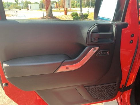 Used 2015 Jeep Wrangler Unlimited Sahara w/ Connectivity Group image 11