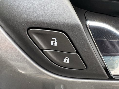 Used 2020 Chevrolet Traverse LS image 39