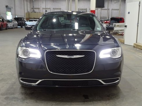 Used 2017 Chrysler 300 Limited image 2