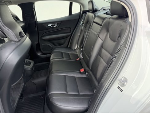 Used 2021 Volvo S60 T5 Momentum w/ Premium Package image 11
