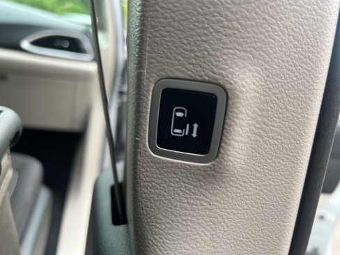 Used 2023 Chrysler Voyager LX image 16