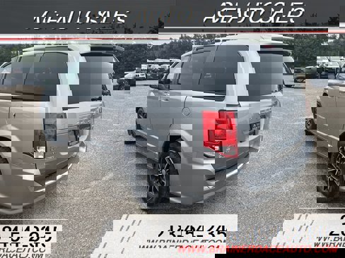 Used 2018 Dodge Grand Caravan GT image 2