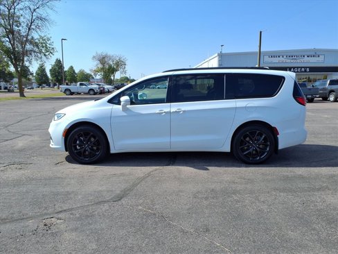 Used 2022 Chrysler Pacifica Touring-L w/ Uconnect Theater Family Group image 16