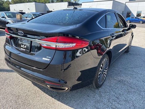 Used 2017 Ford Fusion SE w/ Fusion SE Technology Package image 5