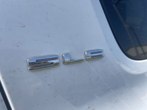 Used 2023 GMC Acadia SLE image 4