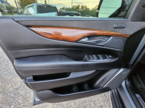 Used 2018 Cadillac Escalade Luxury image 16
