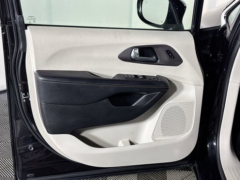 Used 2022 Chrysler Pacifica Touring-L image 10