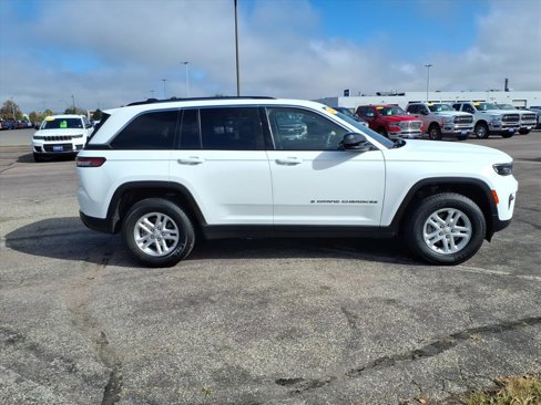Used 2023 Jeep Grand Cherokee Laredo image 18