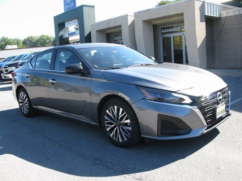 Used 2024 Nissan Altima 2.5 SV image 2