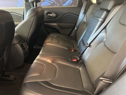 Used 2019 Jeep Cherokee Limited image 13