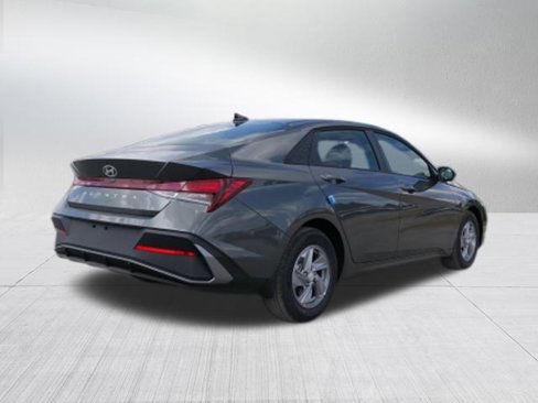 New 2025 Hyundai Elantra SE image 3