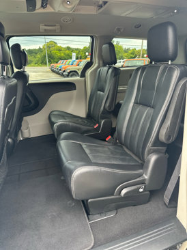 Used 2016 Chrysler Town & Country Touring image 12