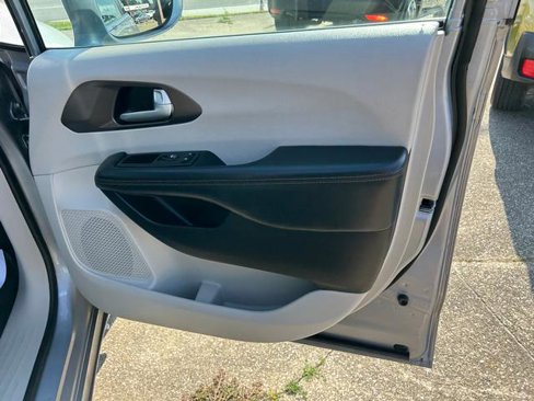Certified 2017 Chrysler Pacifica Touring-L image 22