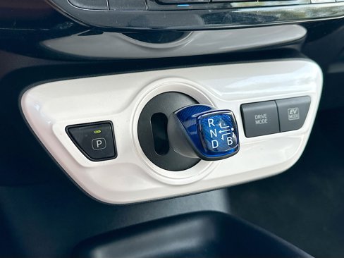 Used 2018 Toyota Prius Four image 16