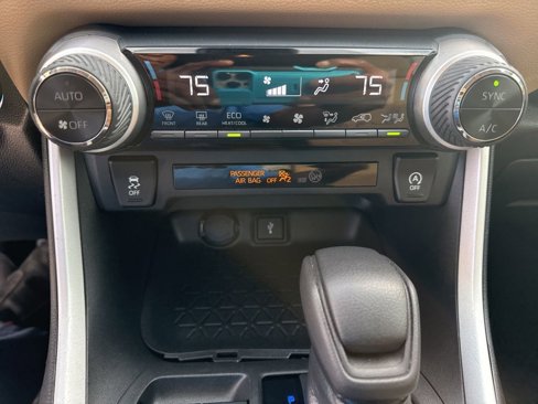 Used 2020 Toyota RAV4 XLE image 28