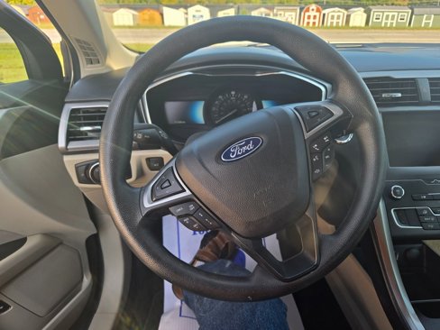 Used 2020 Ford Fusion SE image 9