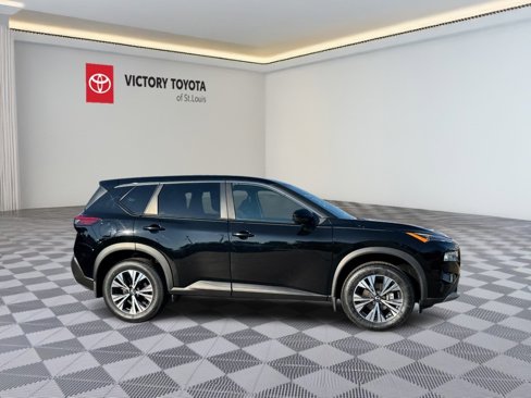 Used 2022 Nissan Rogue SV image 2