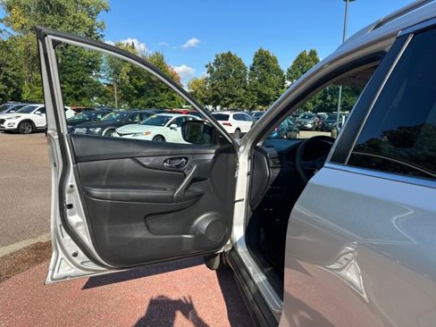 Used 2017 Nissan Rogue SV w/ SV Premium Package image 11