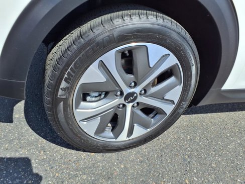 Certified 2022 Kia Niro EX image 9