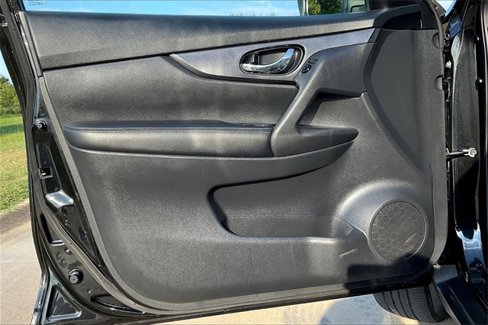 Used 2018 Nissan Rogue S image 23