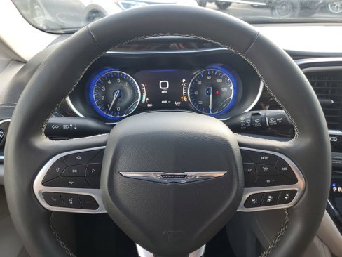 Used 2023 Chrysler Pacifica Limited image 31