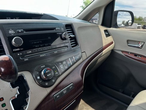 Used 2012 Toyota Sienna XLE image 37