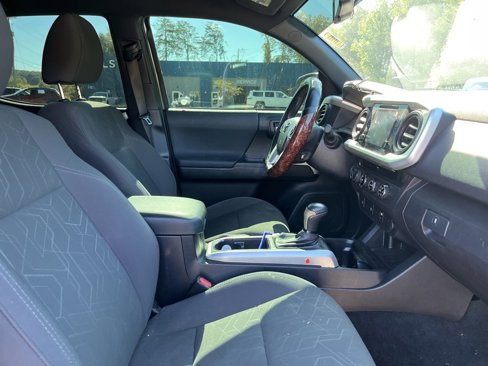 Used 2017 Toyota Tacoma TRD Sport w/ Tow Package (A/T) image 8